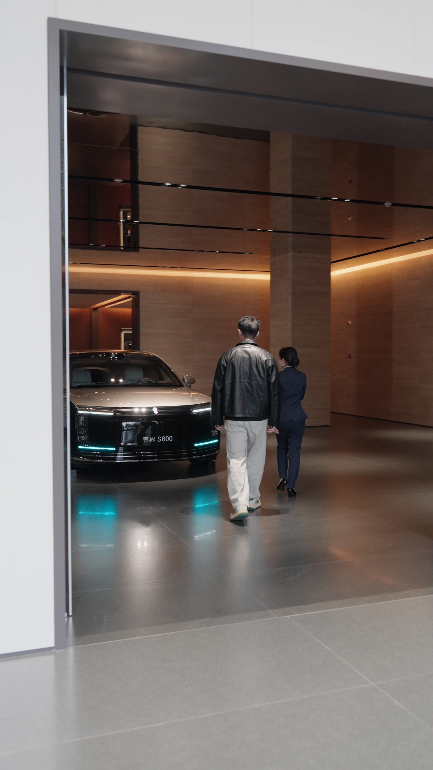 前两天去鸿蒙智行门店拍摄体验了一把尊界S800准车主待遇从展厅装饰到选配流程都是