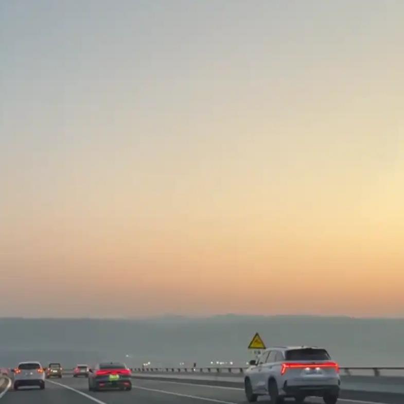 山东网友臧先生计划自驾1500公里赴渝，在连续驾驶10小时到达湖北襄阳后，因体力