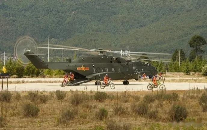 我军空降特种部队实现了高机动性，但跟阿三的没法比啊……
摩托车或者其他轻便车辆确