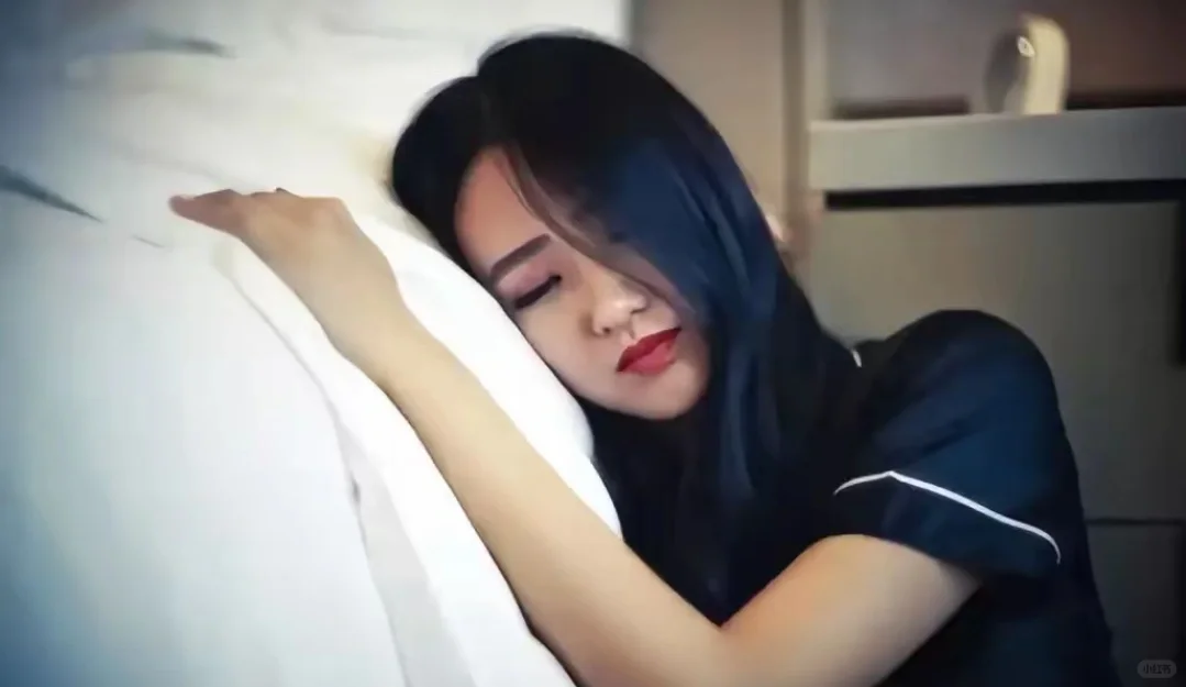 女人出轨不会就一次， 上瘾很难戒得了。 女人出轨， 精神和肉体的刺激像...
