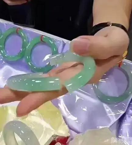 50根玉镯碎一地，损失百万却不索赔？苏州老板的选择，藏着最聪明的管理
 
江苏苏