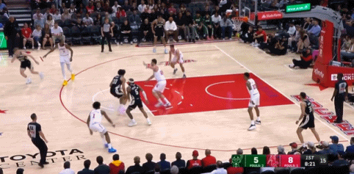 机智如我……
阿门手指轻轻一拨这下真是创造力十足！
谢泼德后场长传球快速找到前场