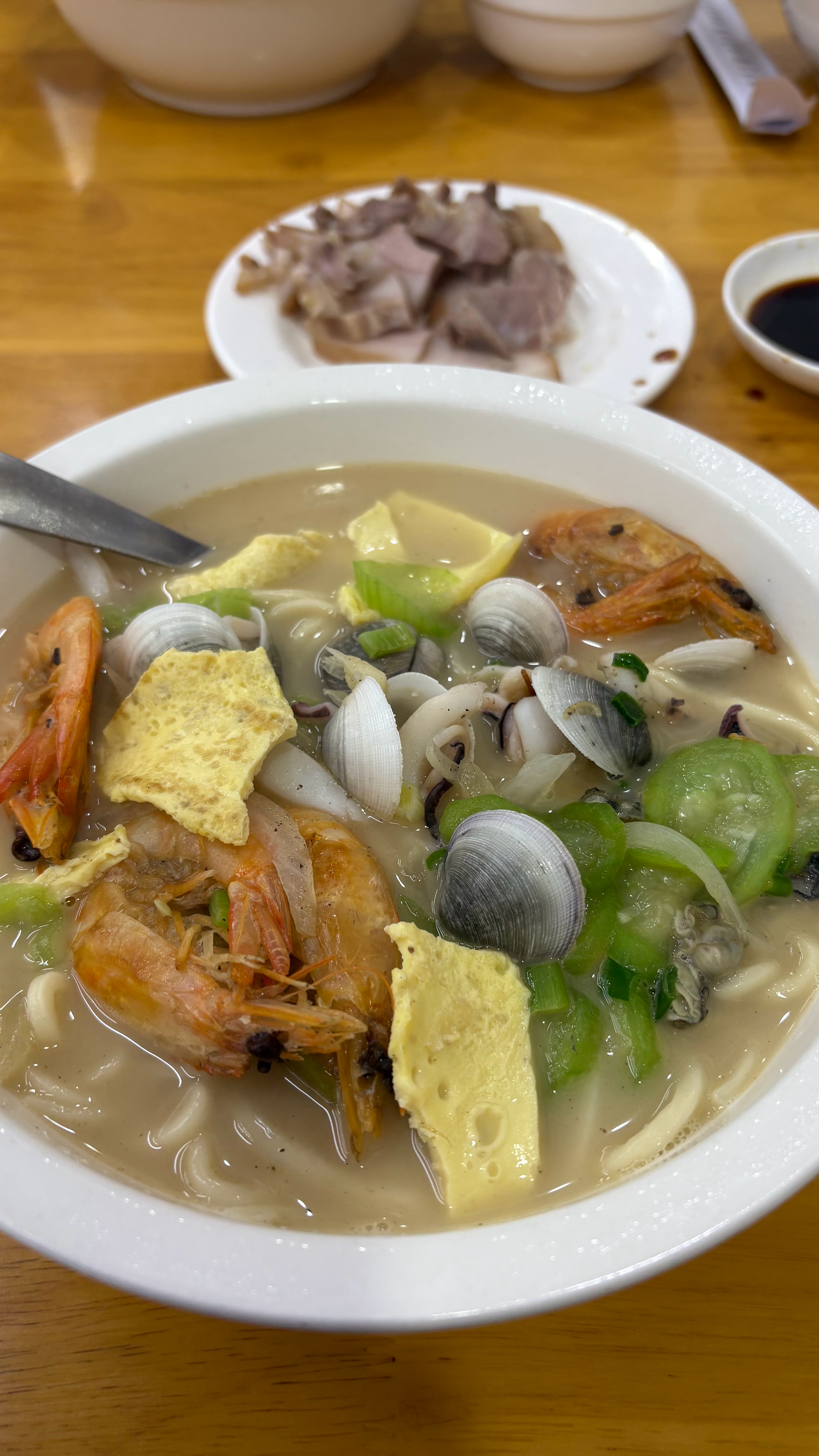 在北京喝完酒第二天必想吃的海鲜面，主要这汤太鲜了，喝一口整个人都活过来了。 北京