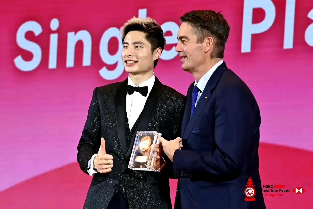 恭喜石宇奇获得2024国际羽联，年度最佳男单运动员。这对石头也是个安慰也能提高他