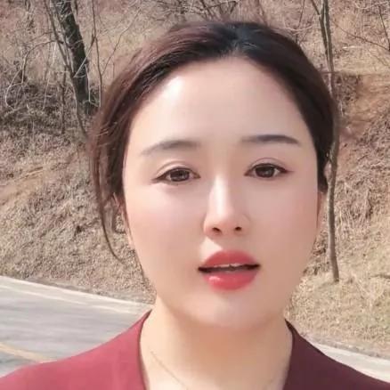 在秋日的山间，捕捉一抹温柔的微笑。