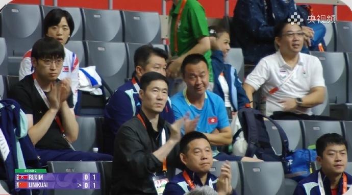 【国乒领导现场看混双比赛】一号桌混双开始了，林诗栋/蒯曼 VS 李正植/金琴英，