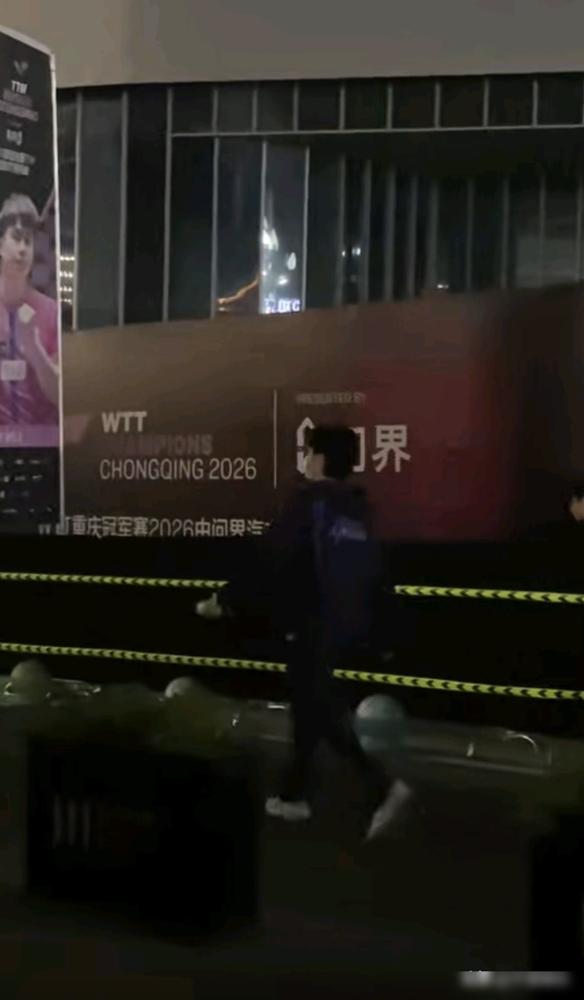 国乒“大头”深夜散步被围，没人点破他的尴尬。
他攥着手机沿墙根挪，头压得很低，