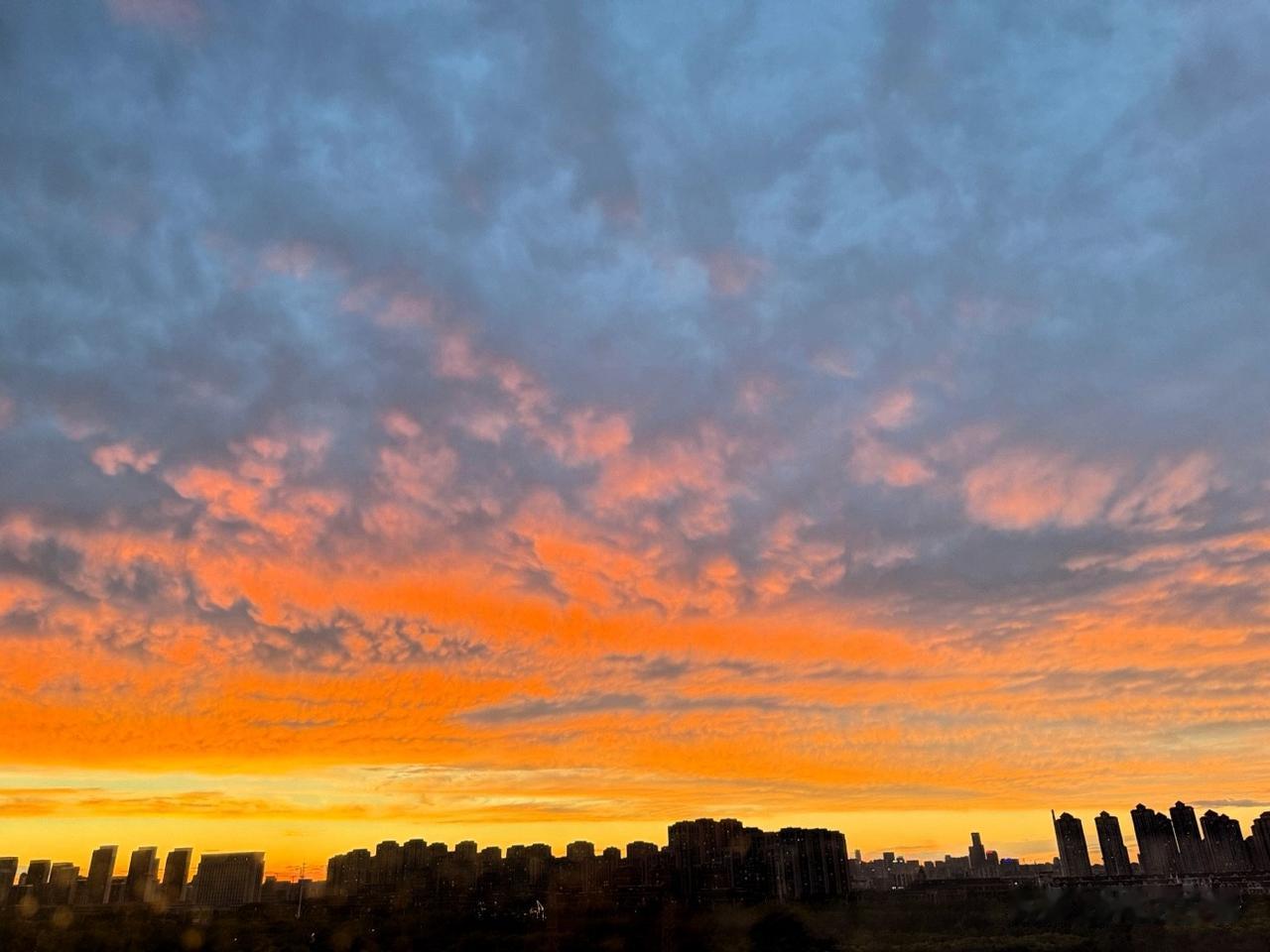 清平乐·雨后晚晴
雨歇风柔，残雾逐云收。远天熔金铺锦绣，落日漫染汀洲。

闲看霞