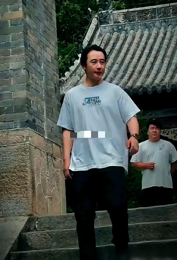 罗晋最近的状态，让很多人看不懂。

去年12月，新剧看片会，他胡子拉碴，一脸浮肿