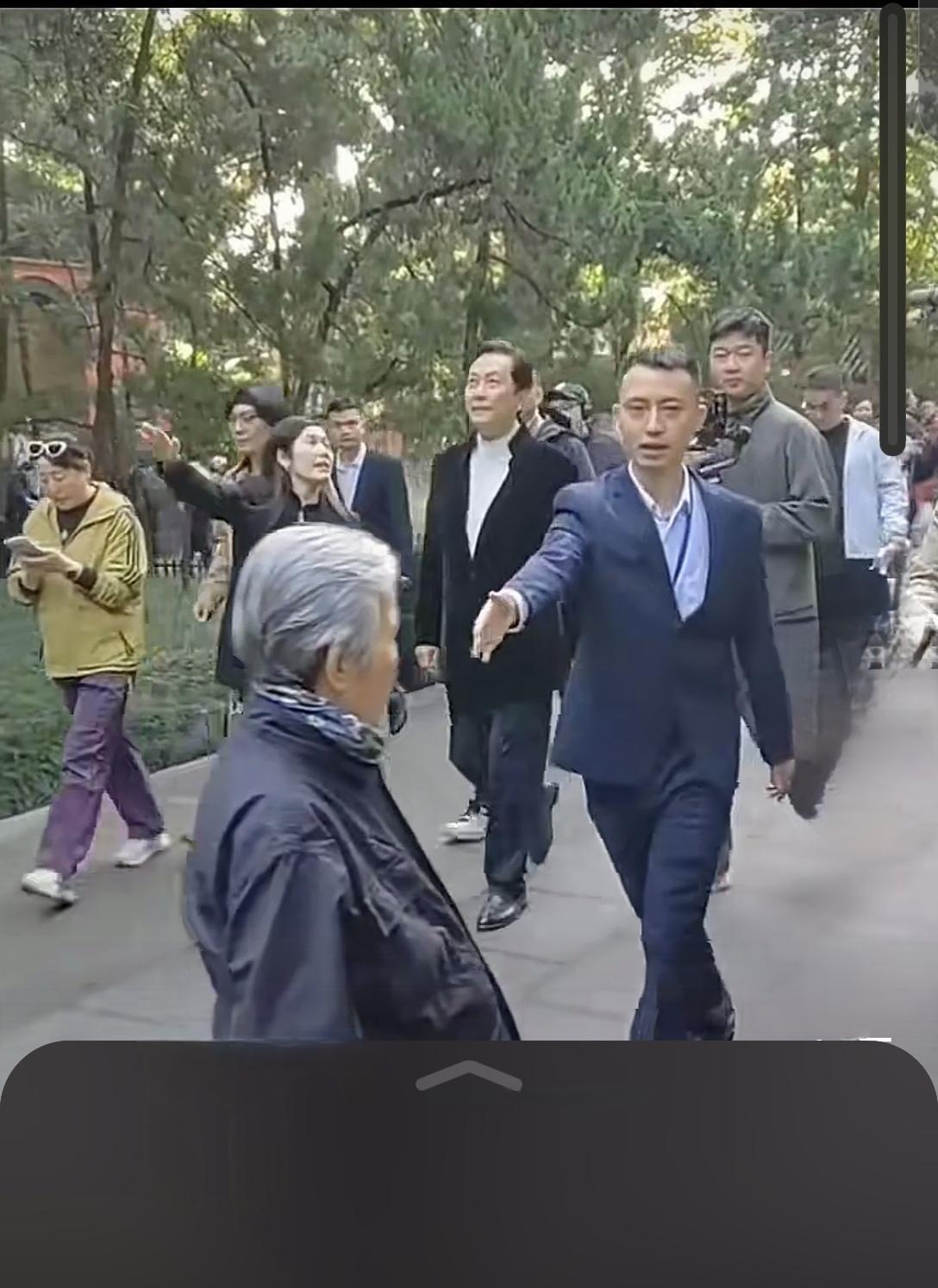 走自己的路，让别人躲着走、绕着走

艺人出来走两步需要这样的阵势？还是靠他们吃饭