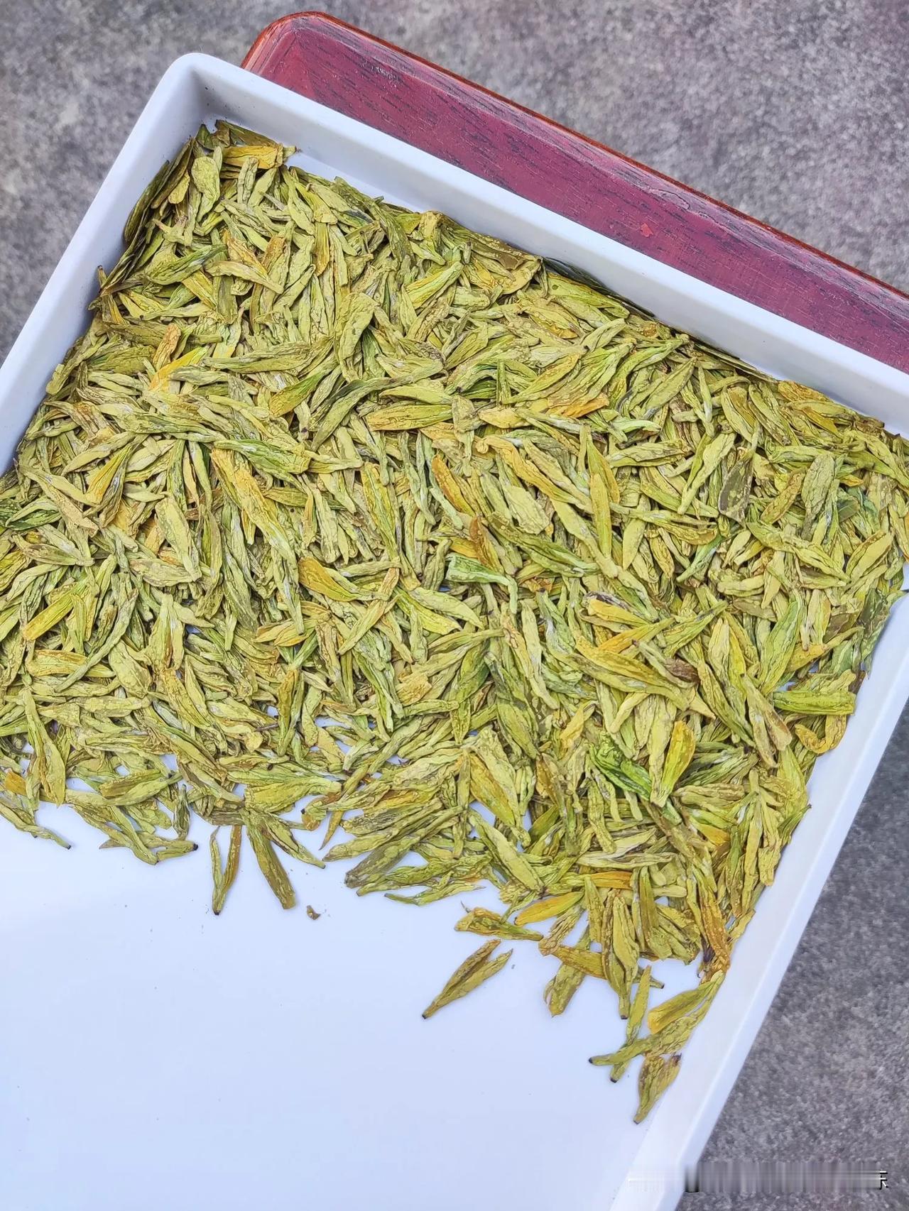 我给大家来一波福利一款好喝的黄金芽龙井，采摘时间4月3号，这款茶叶当时茶青可以卖
