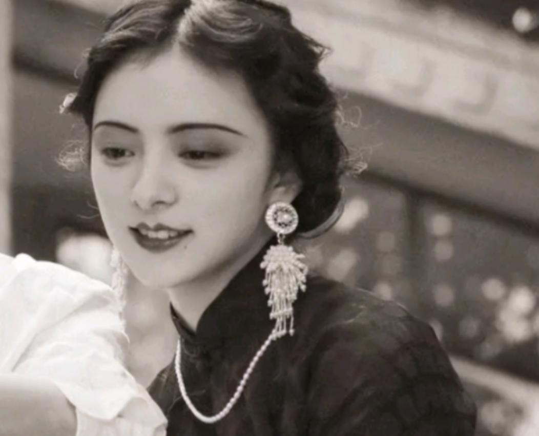 1974年，90岁的杨森迎娶了17岁的张灵凤。洞房之夜，就在杨森要行房事时，张灵