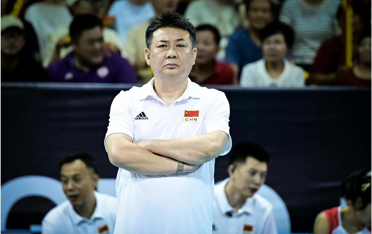 真的很心疼女排姑娘！
比赛结束后，女排这些姑娘黯然离场，外面已经围满球迷，“蔡斌