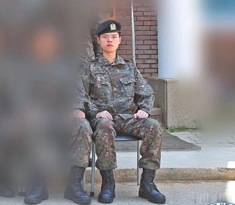 安心服役中🤣韩国训练所上传的照片中看到了DEFT忠！诚！2025LCK英雄联盟