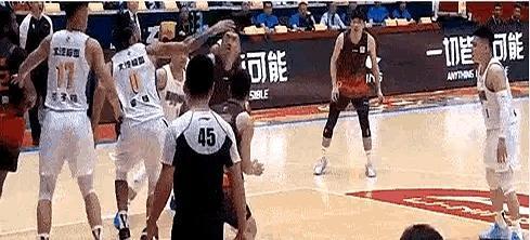 陶汉林卯足劲想来个隔扣，竟被麦基原地踮脚给毁了！
 

这画面真挺离谱。两人身高