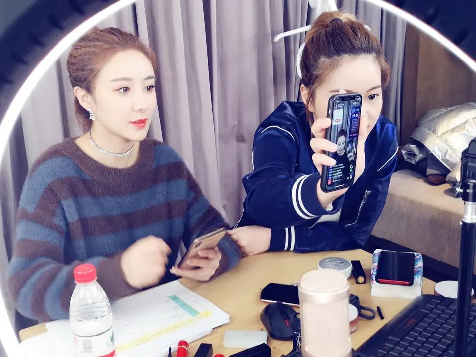 现在年轻人怎么都不出去工作，都在家里做直播，三两个人在一起，搞点货，然后就带货做