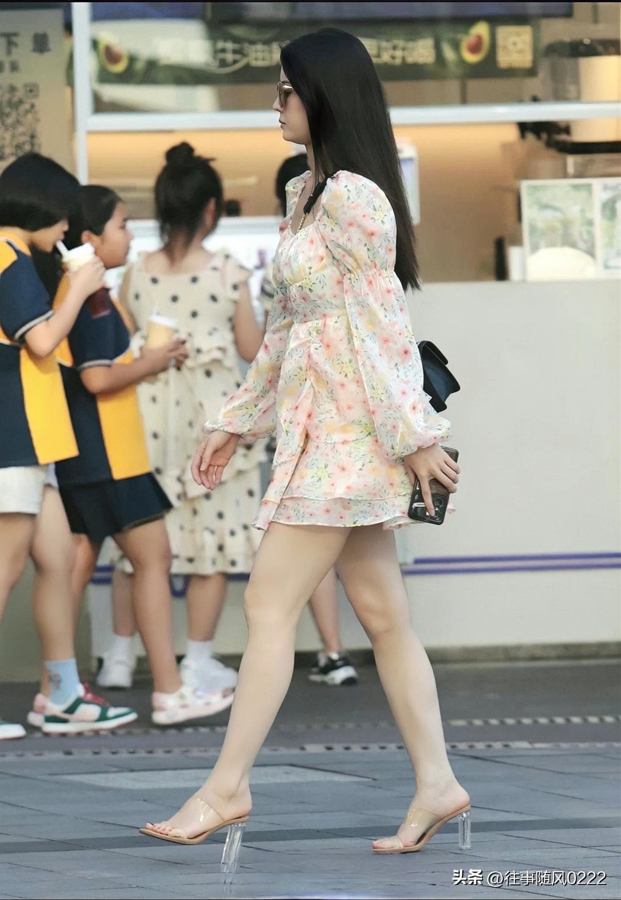 夏日穿搭指南：清新碎花裙+透明高跟凉鞋，轻松出街