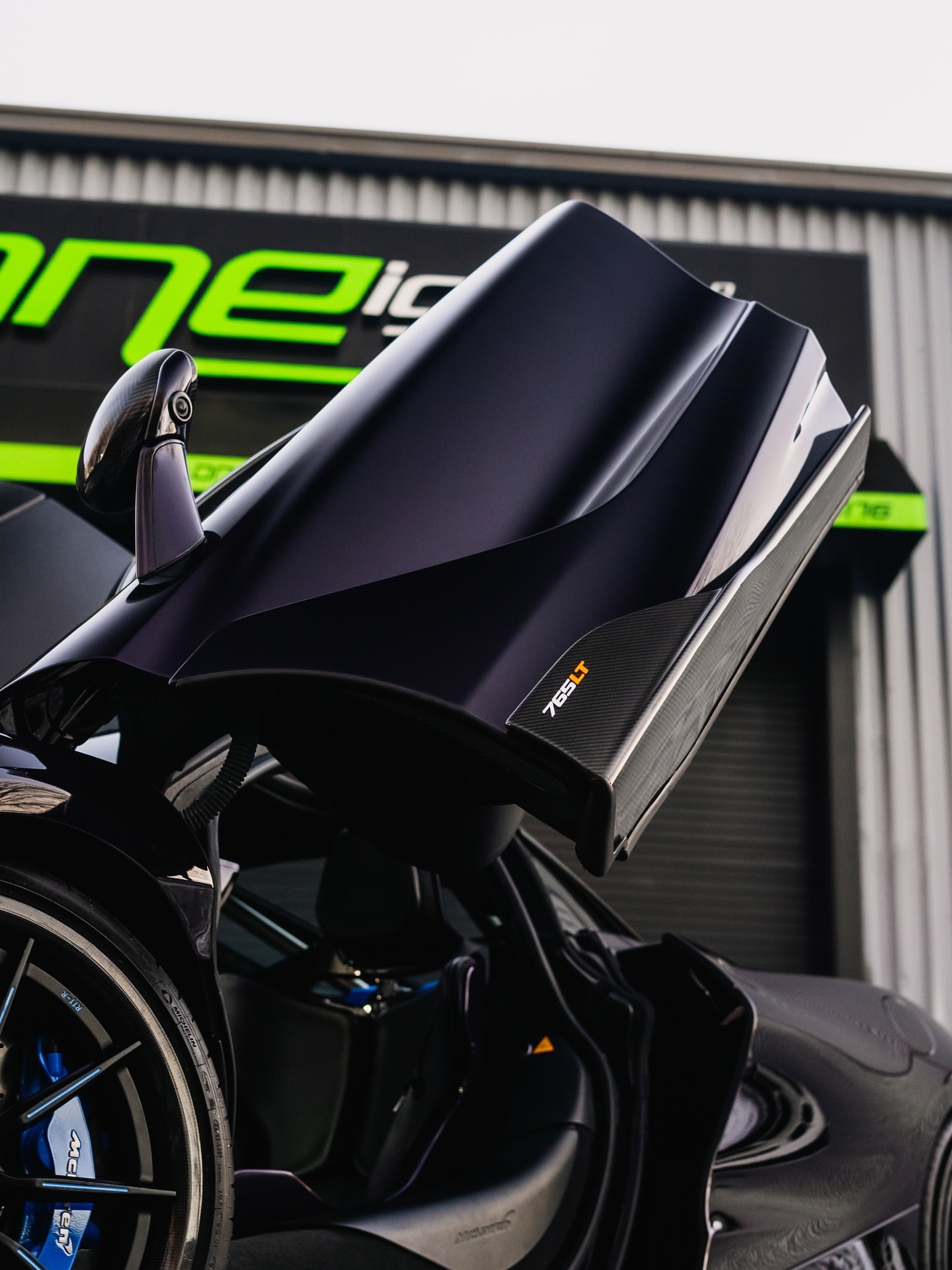 这个紫色如此之深，几乎看起来是黑色的。紫色碳桶非常紧致。由达斯·维德建造的MSO