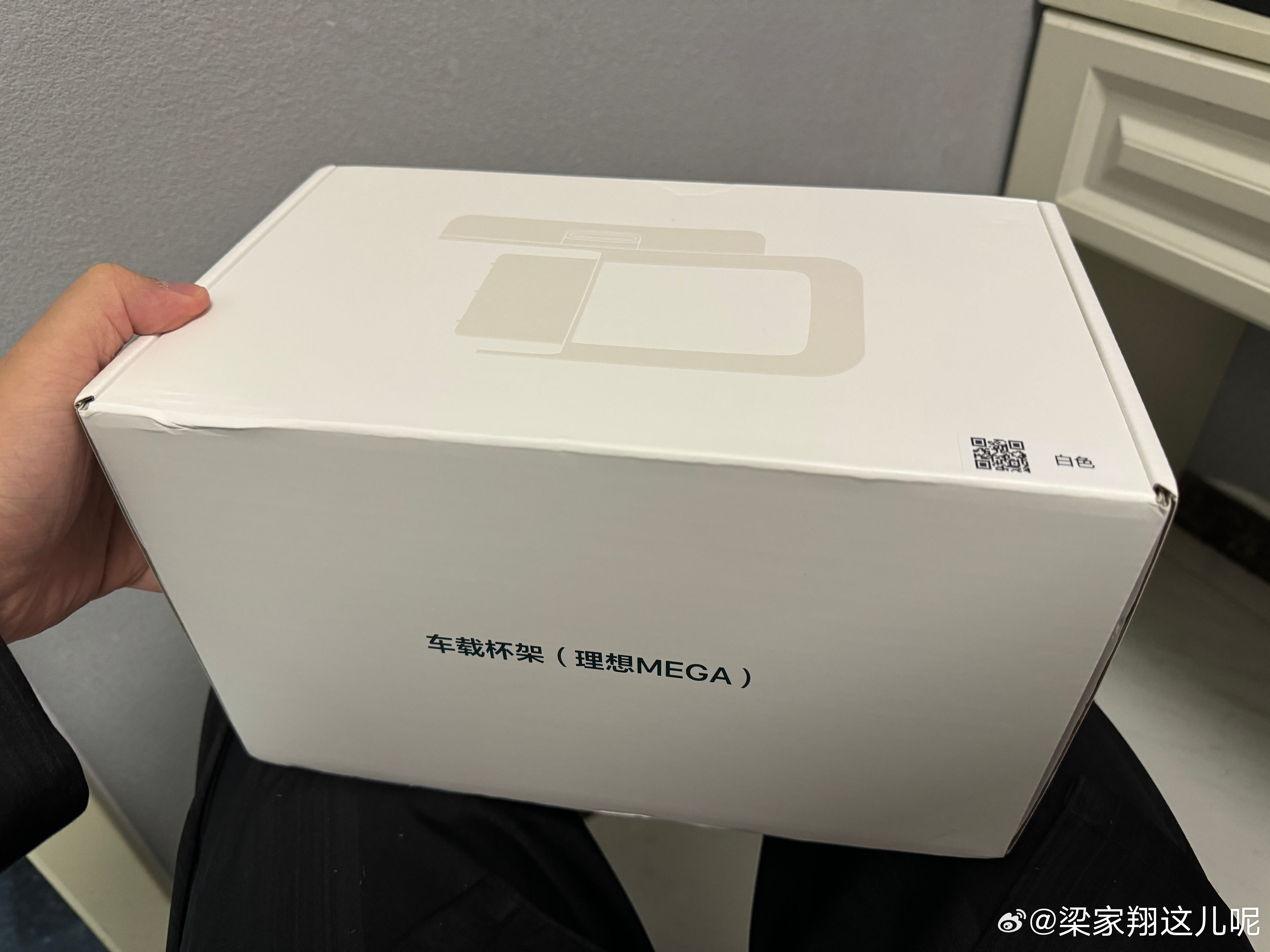 到家了，终于见到了#理想MEGA# 的后排车载杯架。里面有封信，大概意思是说会持