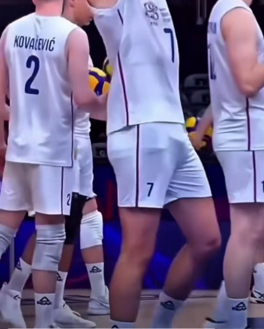 男子排球运动员应该是所有男子运动项目中身材最好的，其他项目男子运动员可以是高矮胖