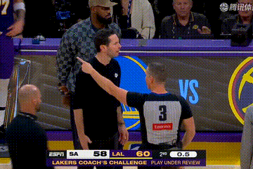 裁判刚才拒绝了雷迪克的挑战，雷迪克非常无奈。如果改判，那将是文班亚马的第4次犯规