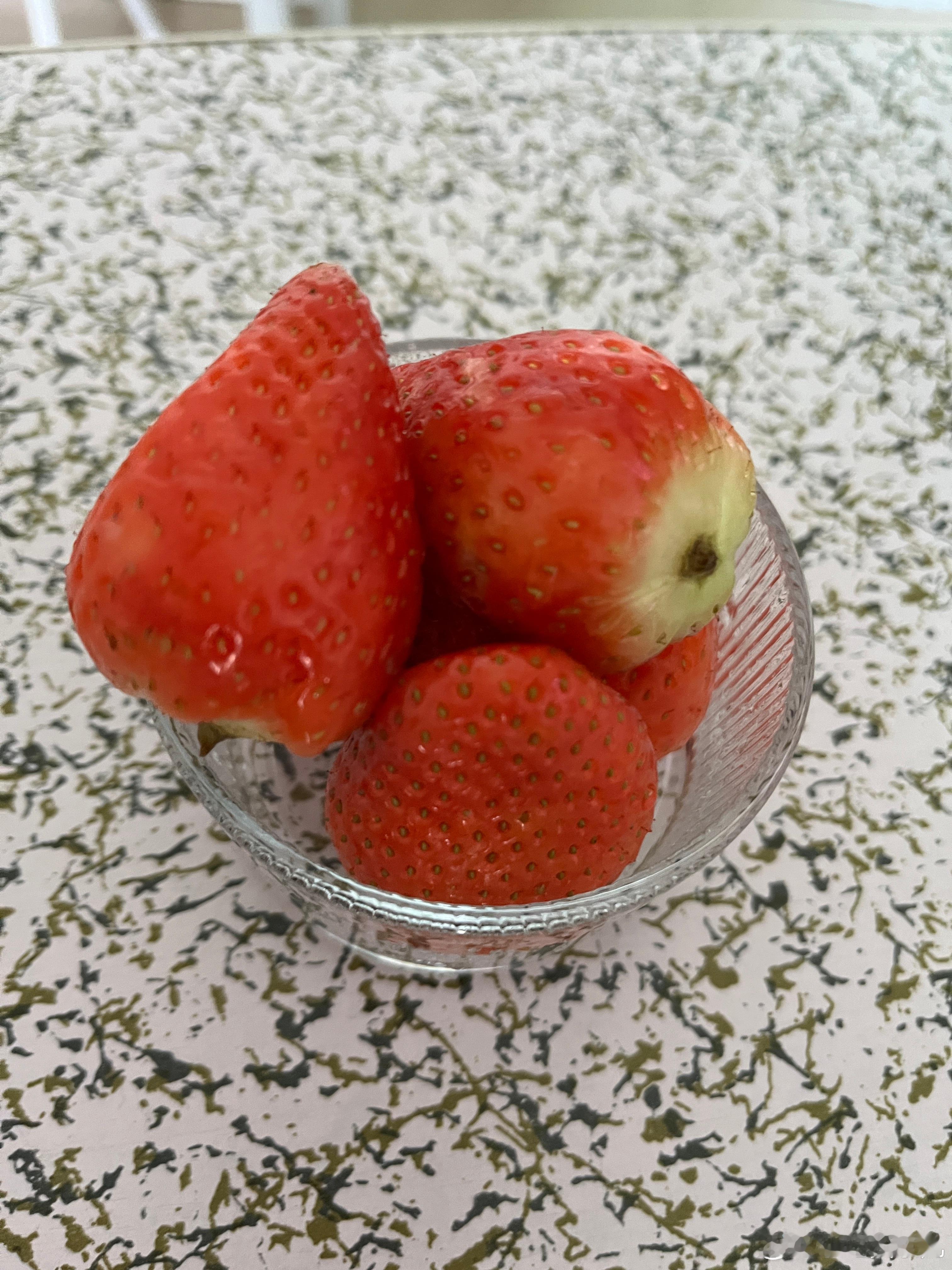 给她买了几个草莓，好贵，40一斤，她还拼命往袋子里面放，我说够你吃就行，妈妈不吃