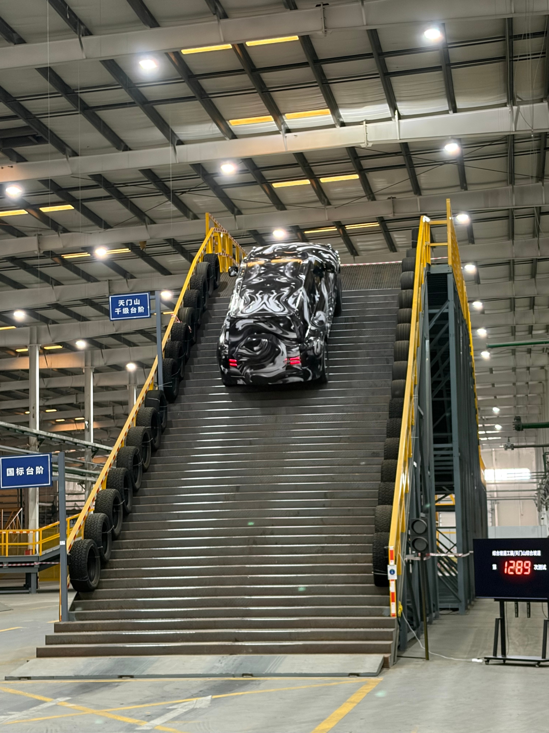 什么？天门山的天梯测试还能这么玩啊！比亚迪神秘厂房惊现天门山同款天梯，测试场地标