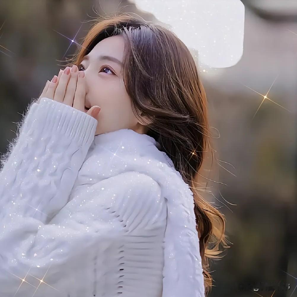 健谈的女孩+沉默的男孩，才是天生一对
 
感情里从来不是性格一样才合拍，反而是一