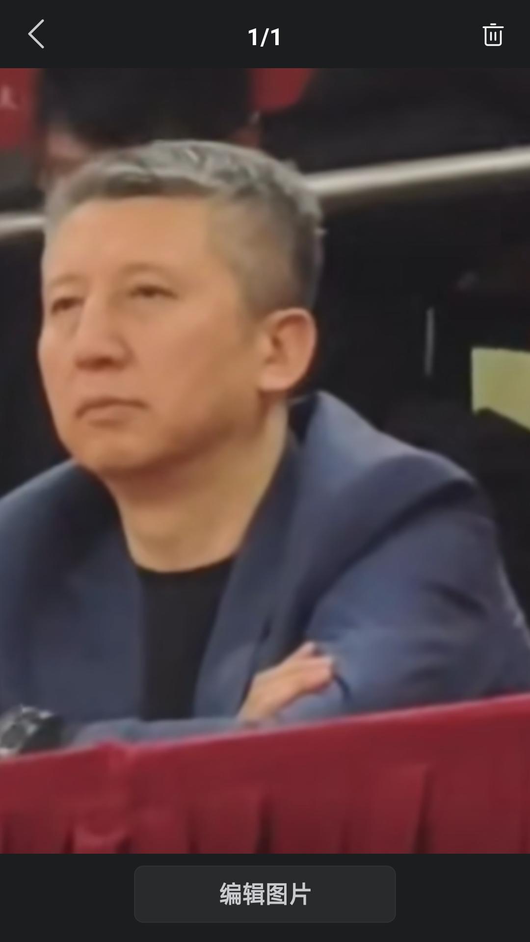 昨晚中国男篮主教练郭士强来到青岛国信体育馆，现场观看青岛队主场与北控队的比赛。在