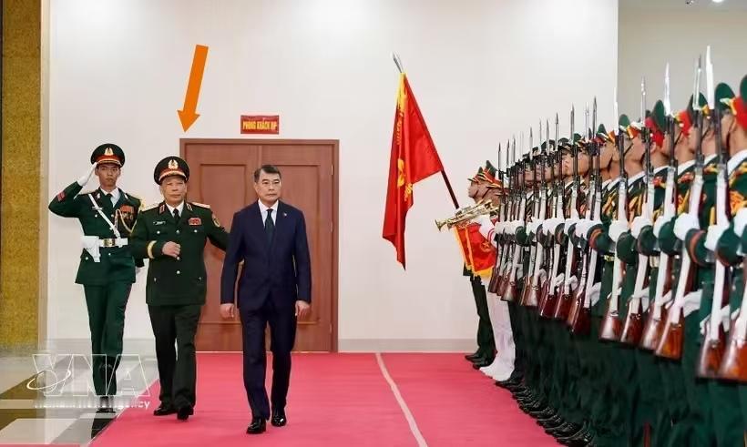 有点滑稽！黎明兴出席越南国防学院新学年开学典礼，学院方面很重视，还组织了仪仗队，