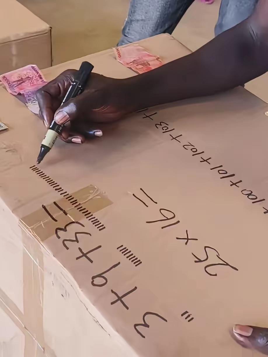 一个小哥在非洲街边，考当地人的加减乘除，能算出答案的给现金奖励。
​这黑小伙勇敢