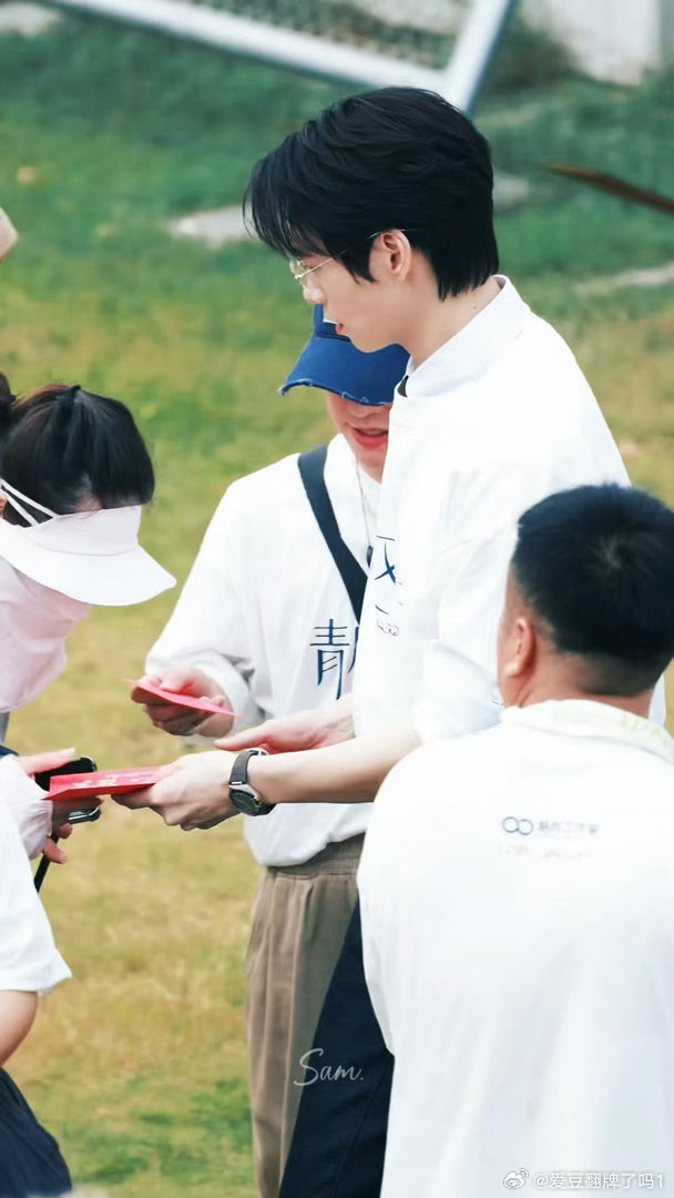 魏大勋青风吹又生开机图，状态真好，大勋哥发现场还发红包啦🧧