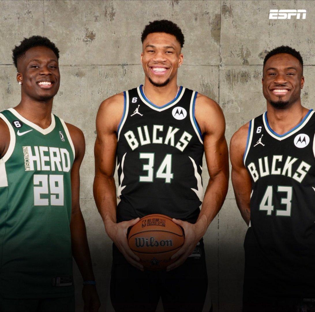 据Shams，雄鹿队正与亚历克斯·阿德托昆博签下一份NBA双向合同，他将与哥哥扬