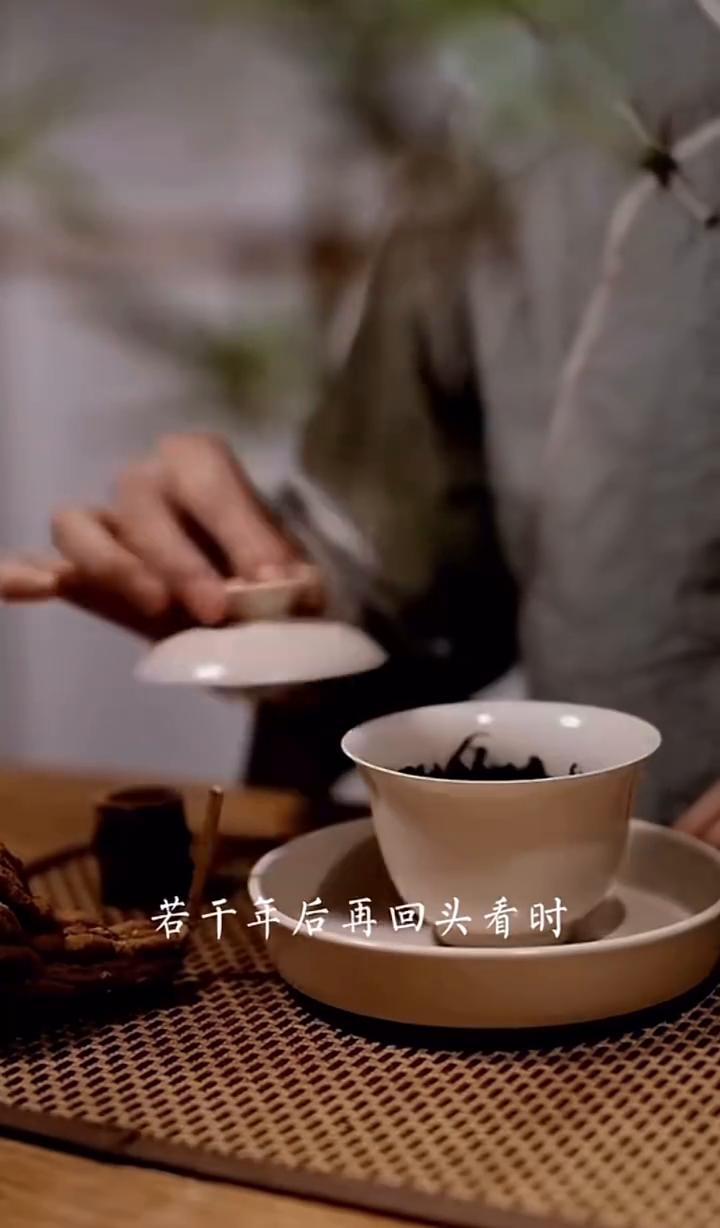 所有的风雨都是铺垫。
人的一生会遇到很多风雨，别气馁往前走。若干年后再回头看时，