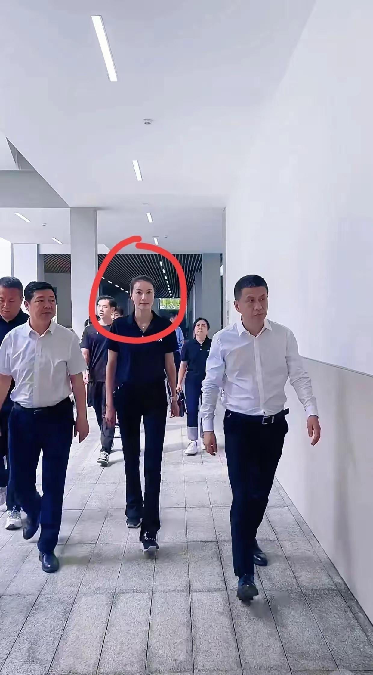 这位女士是什么级别领导