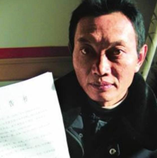 四川有个当兵的哥们，他老婆在他不在家的时候跟别人有了孩子。这事儿被发现后，他就想