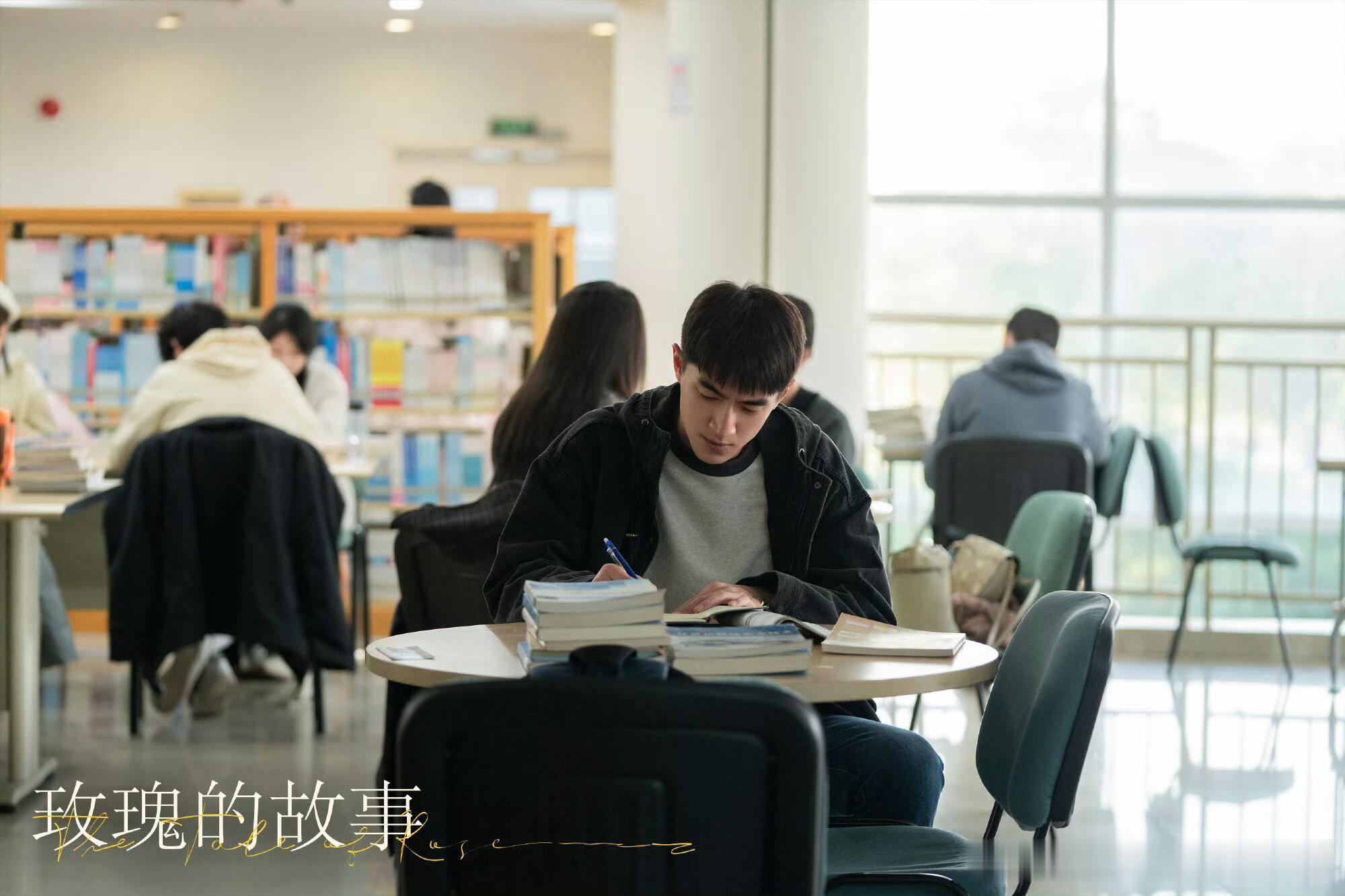 #林更新36岁演学生#《玫瑰的故事》说实话，这个人设，不论是谁来演，都免不了被骂