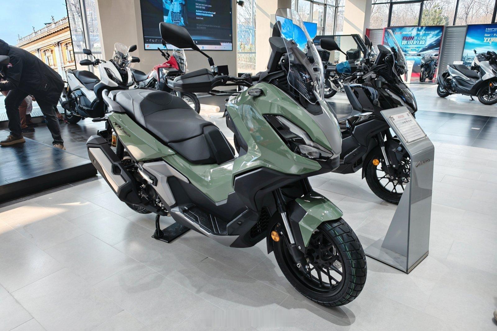 早就听说湘江北路的本田大贸店搬到我家附近了，今儿正好路过看看。地方有点难找，在一