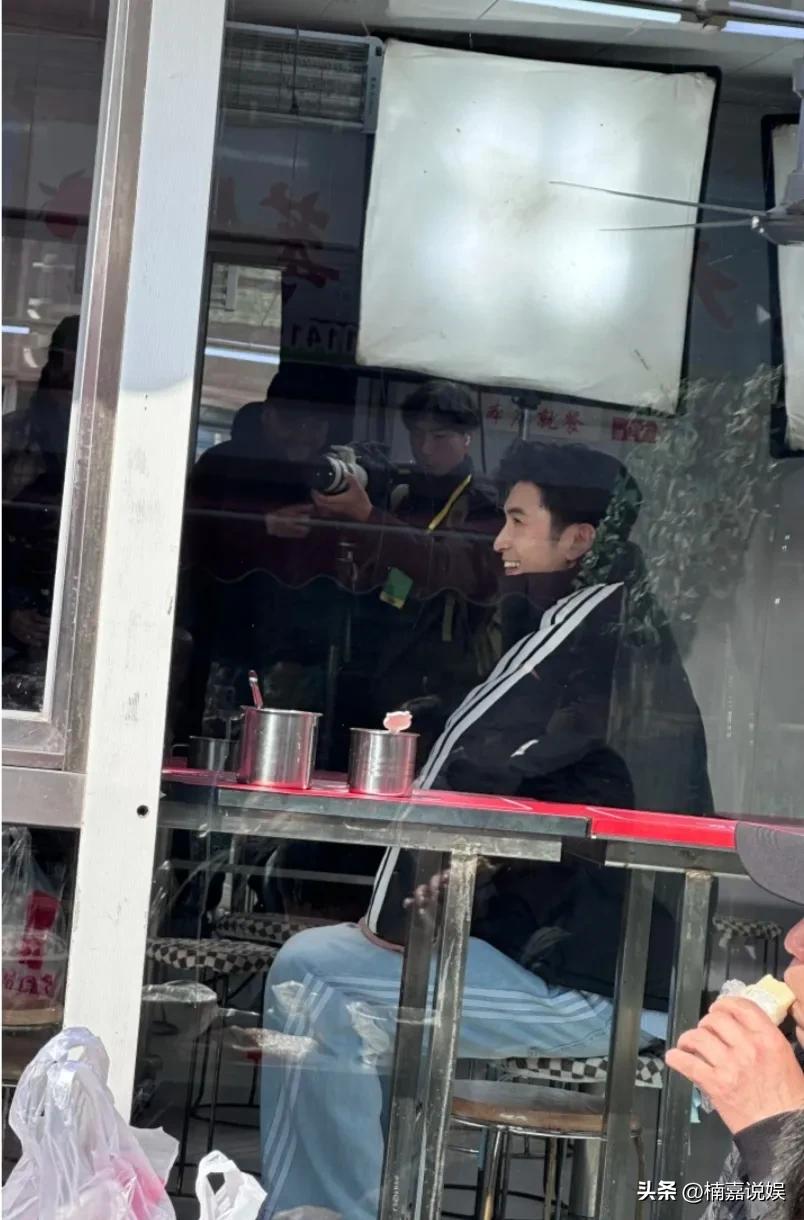 张云龙现身家乡辽宁大连录节目，东北帅哥的高大、帅气、阳光，在他身上具象化了！
穿