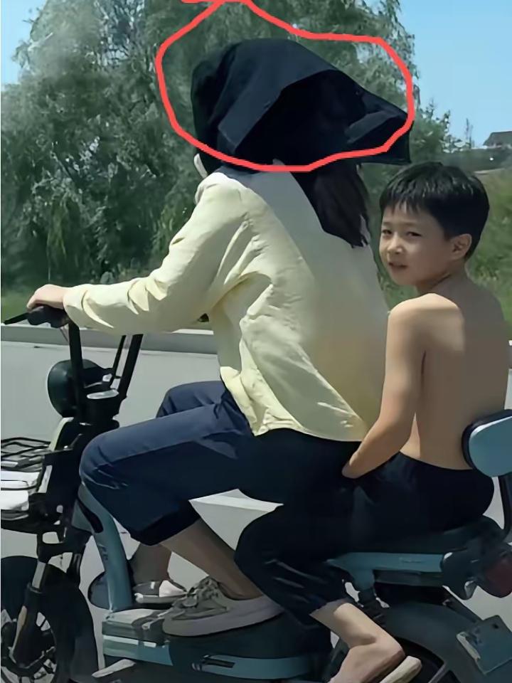 笑不活了！孩子，不要有任何怀疑，她就是你妈妈，你亲妈!这是某位网友在路上拍到的照