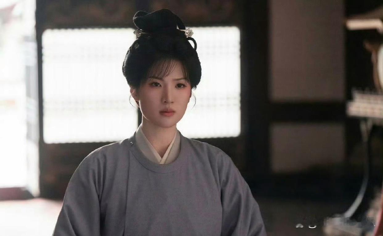 姚安娜这刘海焊在头上了，古装剧也不舍得放弃，看得出来是真的热爱演戏啊。 