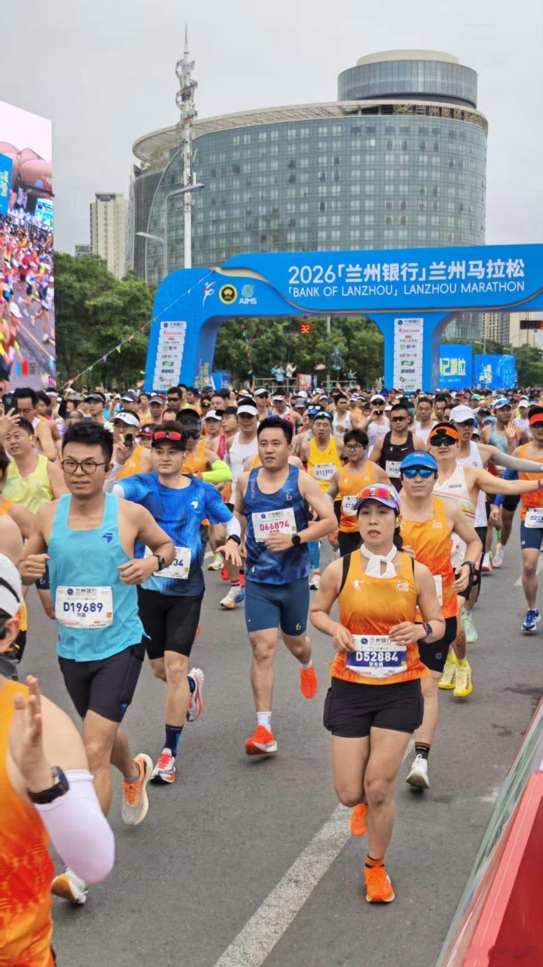 今早，你在赛道上奔跑，我在屏幕前为你鼓掌。 感谢荣耀600让每一个咬牙坚持的瞬间