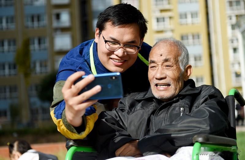 《指甲刀下的永别》
消毒水味弥漫的病房里，那把银色指甲刀折射着夕阳，在父亲颤抖的