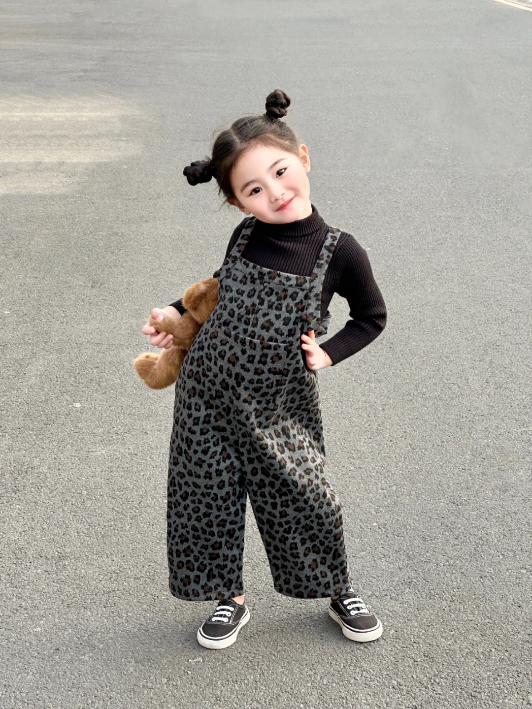 她和小熊都好可爱🐻