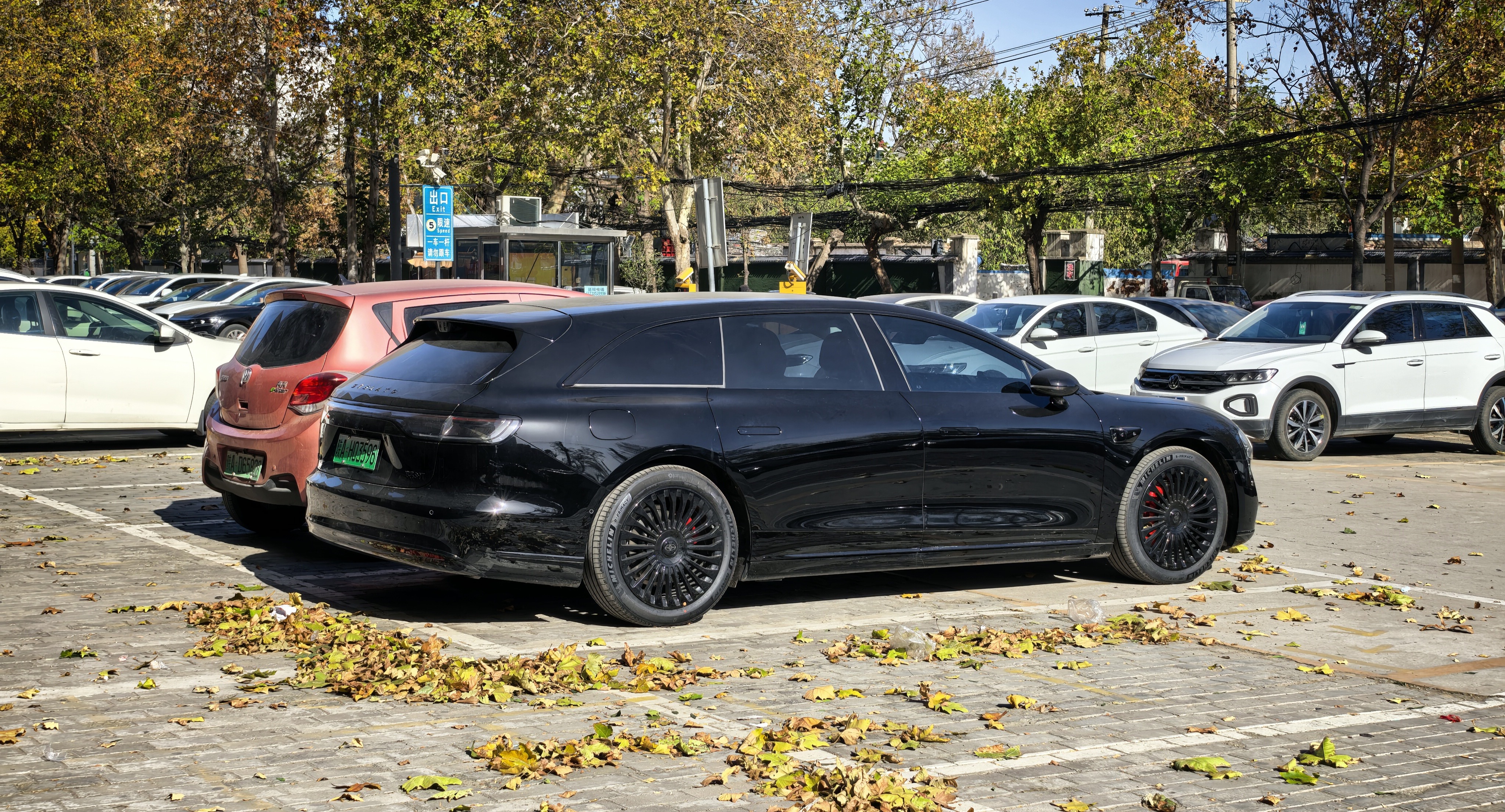 每次停车都忍不住多看享界S9T几眼