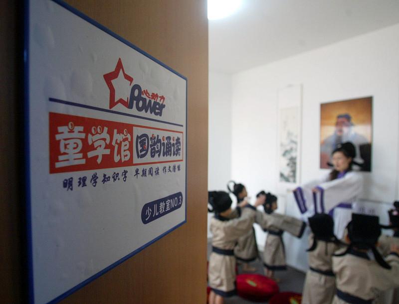 花上万块送娃拜大师   谁知人家以前是搞传销的

这两天一条新闻看得人后背发凉。