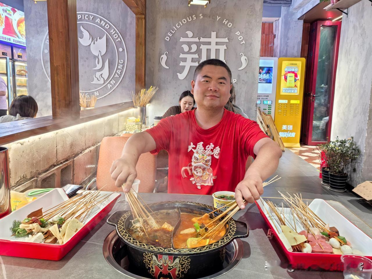 夜晚，在咸阳市联盟二路，排队大约半个小时，终于吃到二毛西航•牛肉串串。出国旅游将