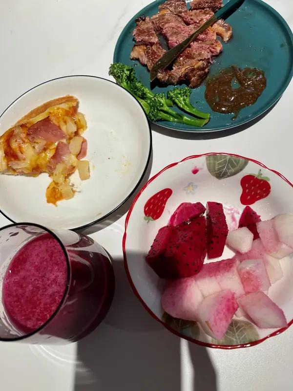 三餐有肉精神爽，请接下联 看到“三餐有肉精神爽”这个上联，我一下来了兴致。我对“