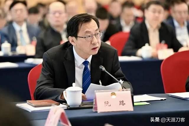 重庆小贷神话落幕：政策套利终被收

曾经一纸地方文件，让西部重庆跳上“中国小贷之