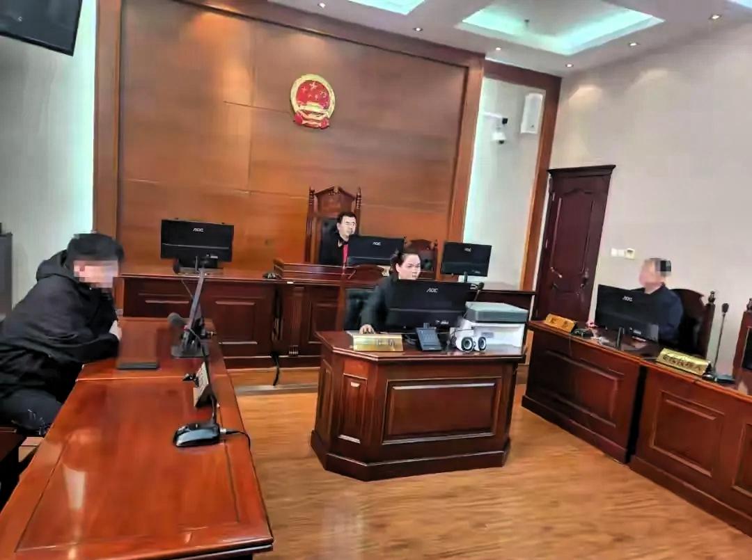 黑龙江大庆，男子怀疑儿子不是亲生，和妻子离婚后，放弃儿子抚养权。

此后三十年，